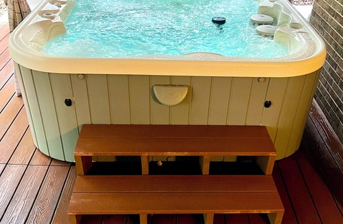 Dam East - West House | 6BR-5BA Sleeps 16 with HOT TUB 2 Kitchens 2 Master Bedrooms