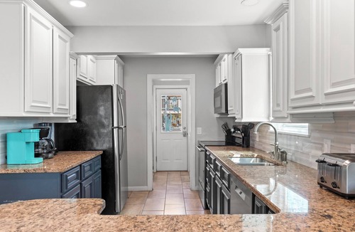 Holiday Beach House | 7BR Beach House, Steps to Beach, Renovated 2024, Ideal for Families, Sleeps 20
