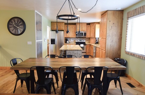 Lindon House | 8 Bedrooms · 6 Kings · Sleeps 20 · Hot Tub, Cinema & Arcade