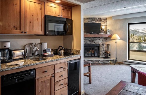 Four O'Clock Apartment | 9 Hot Tubs! Ski-In/Ski-out Suite