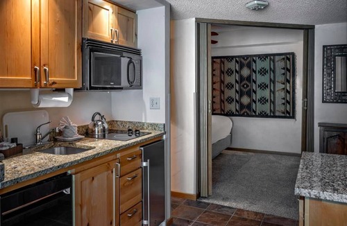 Four O'Clock Apartment | 9 Hot Tubs! Ski-In/Ski-out Suite