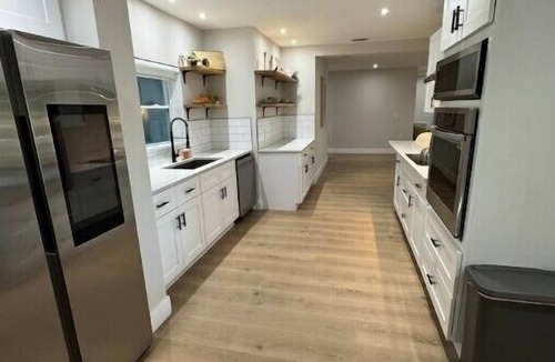 Tangerine House | A beautiful lakeside retreat for the whole family, even your pets!