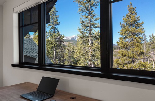 Braddock Hill House | A Breck Escape: 5000sf Luxury Home w/3 Fireplaces, Outdoor Fire Pit & Hot Tub