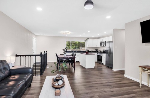 Pueblo House | A New, Modern & Spacious 6-bedroom house in peaceful Pueblo