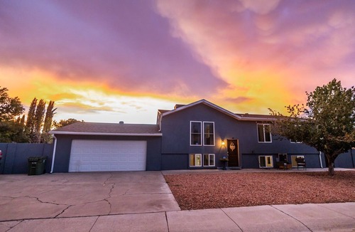 Page House | A W🌊VE From It All! Secure boat storage, huge yard, lots of outdoor games!