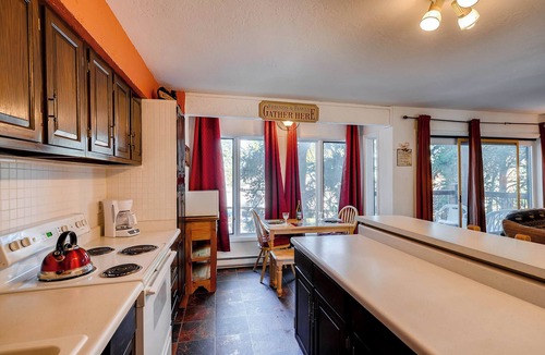 Warrior's Mark Condo | Adorable Condo, Walking Distance To Everything. Including Pool/Hot Tub IC4