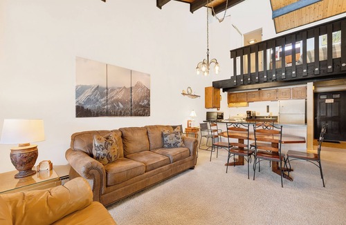 Four O'Clock Condo | Affordable & Cozy Retreat in Breckenridge | Close to Lifts & Main Street
