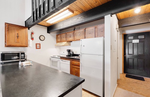Four O'Clock Condo | Affordable & Cozy Retreat in Breckenridge | Close to Lifts & Main Street