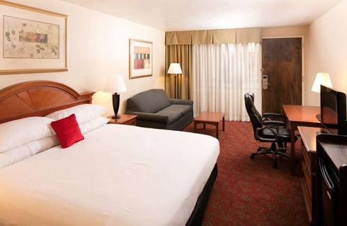 St. George Hotel | Affordable & Spacious! w/Free Parking, Outdoor Pool, Breakfast!