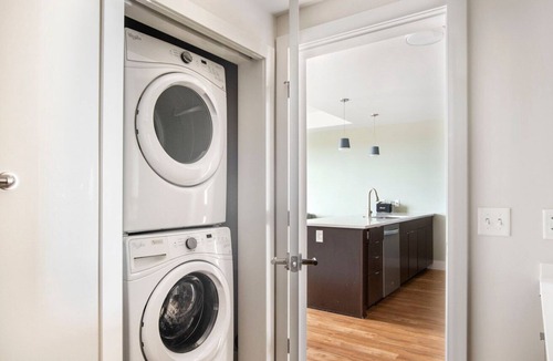 Hale Apartment | Airy Congress Park 1BR w/ Gym & Pool, near shops & dining, by Blueground
