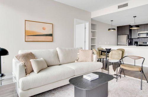 Hale Apartment | Airy Congress Park 2BR w/ Gym & Pool, near shops & dining, by Blueground