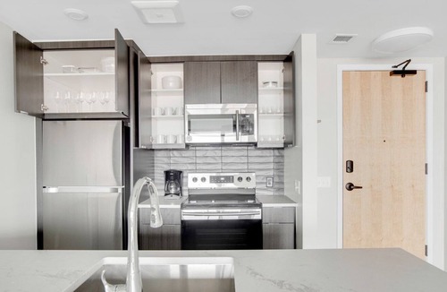 Hale Apartment | Airy Congress Park 2BR w/ Gym & Pool, near shops & dining, by Blueground