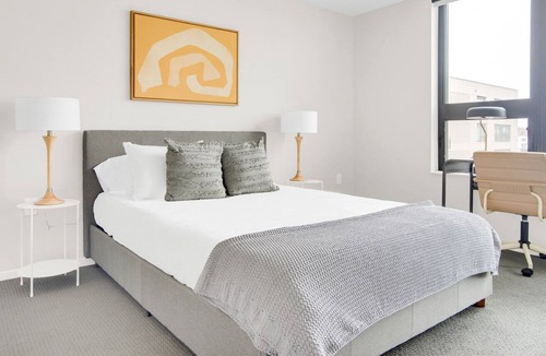Hale Apartment | Airy Congress Park 2BR w/ Gym & Pool, near shops & dining, by Blueground