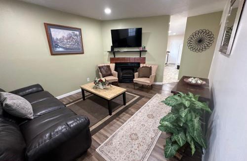 Rose Park House | Amazing Duplex Close to airport, downtown