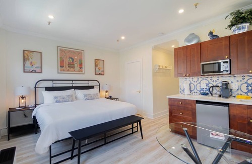 Palm Beach Condo | Amazing Palm Beach Island Pool King Wi-Fi A/C Island View Parking Pass