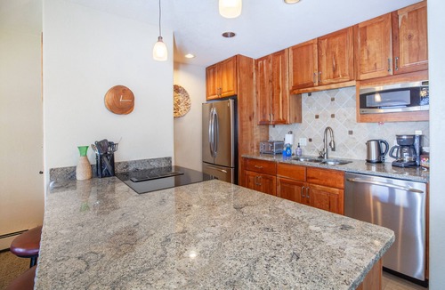 Dillon Condo | Amphitheater View | Hot Tubs & Pool