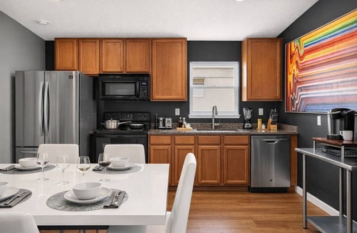 Clear Creek House | Animatronic Dinosaur | 5BR Near Disney, Theater, Private Heated Pool & 3 Kings