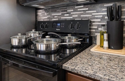 Clear Creek House | Animatronic Dinosaur | 5BR Near Disney, Theater, Private Heated Pool & 3 Kings