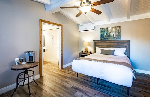 Julian Hotel | Apple Tree Inn