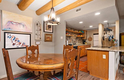 Northeast Santa Fe Condo | Art-Filled Casita, Walk to Plaza, Hottub & Pool