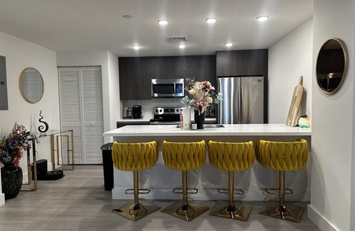 Garden Isles Condo | Artsy luxurious cozy vacation home with great views and by beach !