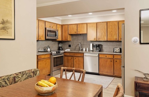 Aspen Condo | Aspen Condo 1.5 Blocks to Town. Balcony. Outdoor Pool. Sleeping Den w/Sofa Bed, 3 Bathrooms, Gas FP