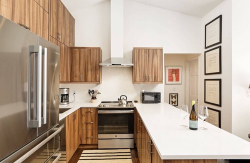 Aspen Condo | Aspen Mtn View with Balcony! Convenient To Mtn & Dowtown. Parking and Washer/Dryer