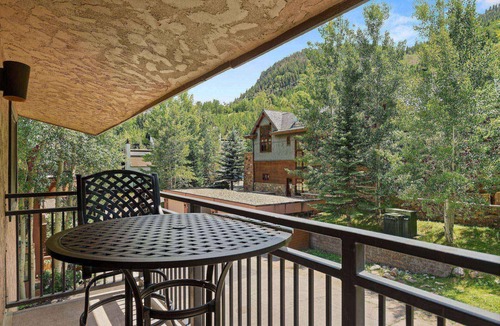 Aspen Condo | Aspen Mtn View with Balcony! Convenient To Mtn & Dowtown. Parking and Washer/Dryer