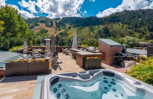Downtown House | Aspen Penthouse | Rooftop Hot Tub & Mountain Views