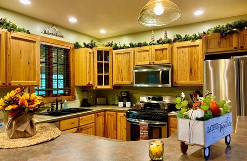 Confluence Cabin | Autumn Escape Forest Creek Lodge Sleeps 10, 3BR 2BA · Hot Tub Fire Pit Fireplace