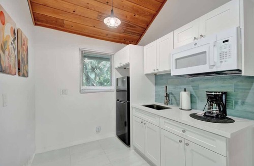 Sailboat Bend Apartment | Bamboo Tropical Oasis Studio with Pool
