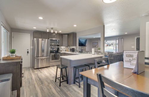 Lamar Heights Area House | BBQ, Hot Tub, Patio, Sunroom + Games!