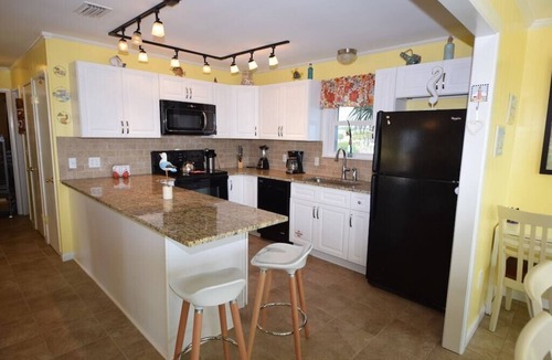 East End House | Beach Front, Hot Tub, Pool Table, Foos Ball, Dog Friendly, Fenced Yard!
