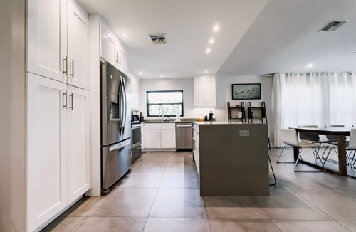 Naples Park House | Beach Oasis w/screened in porch, incl beach gear, 15min walk to beach
