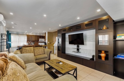 Hollywood South Central Beach Apartment | Beachfront 2 Story/3BRM/3BA/2 O.V Terraces/Free Parking/O.V. Patio