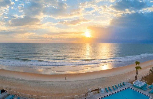 Ormond Beach Park Apartment | Beachfront Studio Stay | Balcony Views & Hot Tub