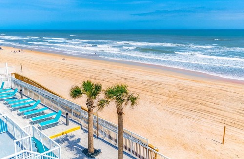 Ormond Beach Park Apartment | Beachfront Studio Stay | Balcony Views & Hot Tub