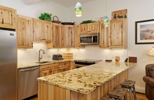 Snowmass Village Condo | Beautiful Condo in Snowmass Village! Balcony W/Views, Pool, HT, Gas FP, Elevator & Access to Trails
