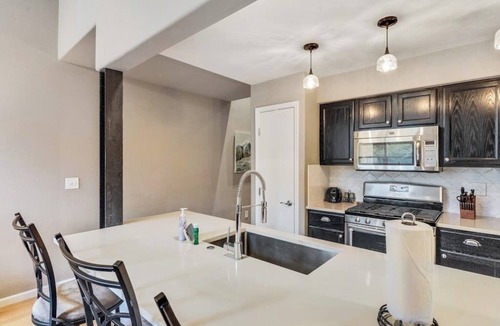 Edwards House | Beautiful downtown townhouse with patio, grill, firepit, fireplace, washer/dryer