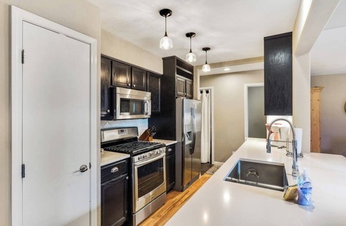 Edwards House | Beautiful downtown townhouse with patio, grill, firepit, fireplace, washer/dryer