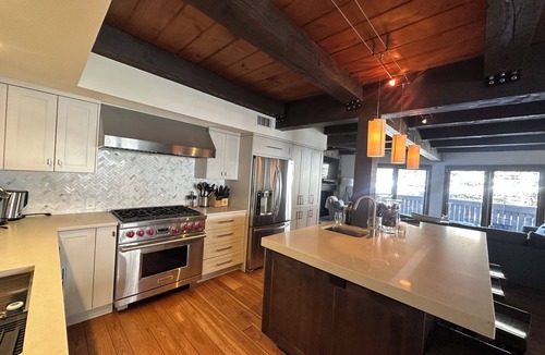 Vail House | Beautiful Family Retreat - Sleeps 10 - RENOVATED - HOT TUB, FIREPIT, ON BUS
