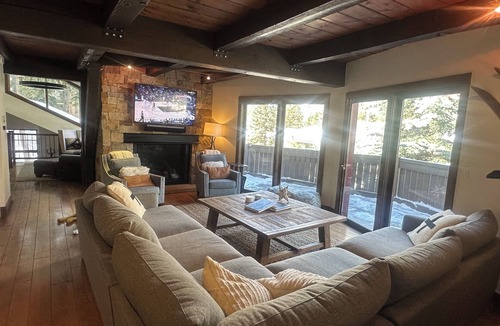 Vail House | Beautiful Family Retreat - Sleeps 10 - RENOVATED - HOT TUB, FIREPIT, ON BUS