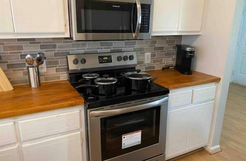 Holiday Beach House | Beautiful House Sleeps 12 - Hot Tub - Breakfast - Walk to Beach