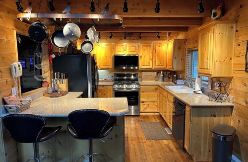 Mammoth Creek Cabin | Beautiful log home-dog friendly, creek & mountain views,close to national parks