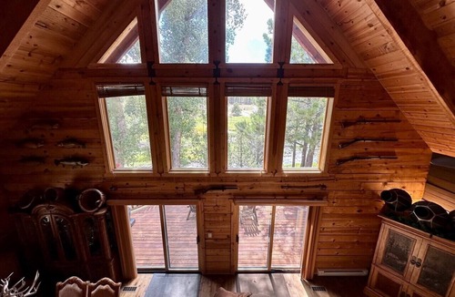 Mammoth Creek Cabin | Beautiful log home-dog friendly, creek & mountain views,close to national parks