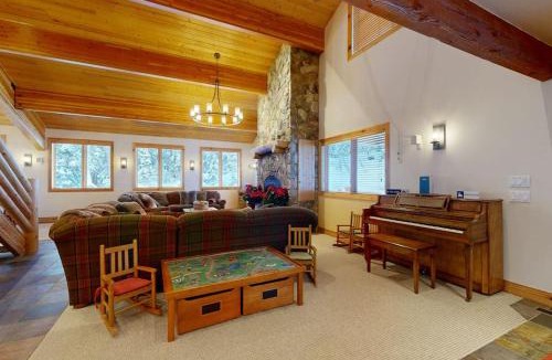 Salt Lake Mountain Resorts House | Beautiful ski chalet with gourmet kitchen theater room & private hot tub