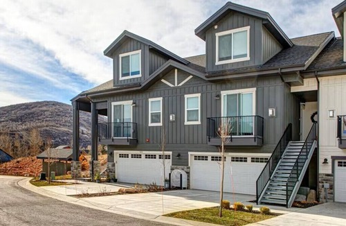 Pinebrook House | Beautiful Townhome Centrally Located Pet Friendly Hot Tub & Bonus Basement Room