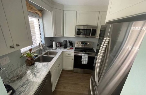 Island Estate House | Beautiful waterfront view property. Only 5 minutes from the beaches!