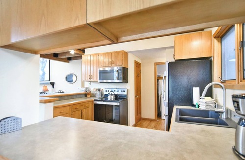 Warrior's Mark West House | Belle Vue Estate: Mountain Views and Private Hot Tub