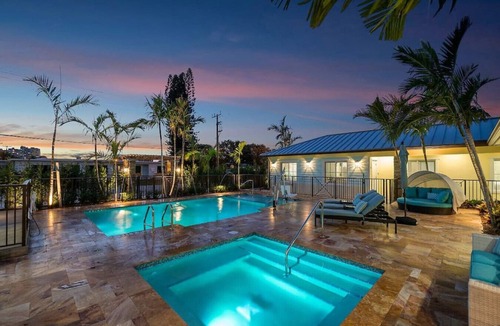 Singer Island Apartment | Bermuda Bungalows #2 🌴🏄‍♀️Quick Walk to Public Beach 🏊🩴Pool/Spa On-Site 🏖️🌅Downtown Singer Island 🌊😎Walk to Restuarants, Bars, Shops 🐬🌞Free On-Site Parking!